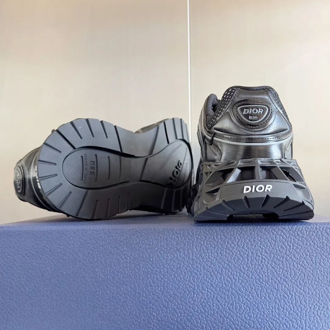 【DIOR】P:800💰 Men's 39-44. (Male 45.46 custom-made) Dior kawa Dior joint 2025ss casual sports shoes‼ ️ Reinterpret running shoes with dior’s haute couture style. b35 is made of fine-textured leather and mesh fabric materials. It can be worn in all seasons, is comfortable and breathable, and has many lines on the shoe body to outline details. It has a full retro three-dimensional feel and can create a casual look all year round!